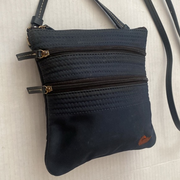 DOONEY & BOURKE compact Navy Blue Crossbody Bag with 2 compartments size 7”x 8” - Picture 8 of 17